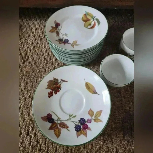 1986 Royal Worcester cups, Saucers and plates set - Picture 3 of 6